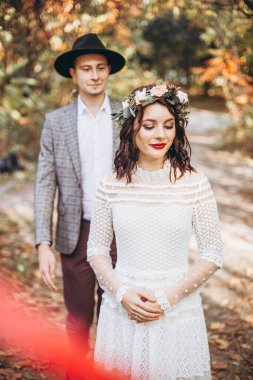 Parkta düğün fotoğrafı çektiren zarif bir çift gelin.