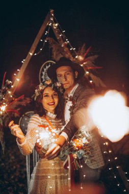 Parkta düğün fotoğrafı çektiren zarif bir çift gelin.