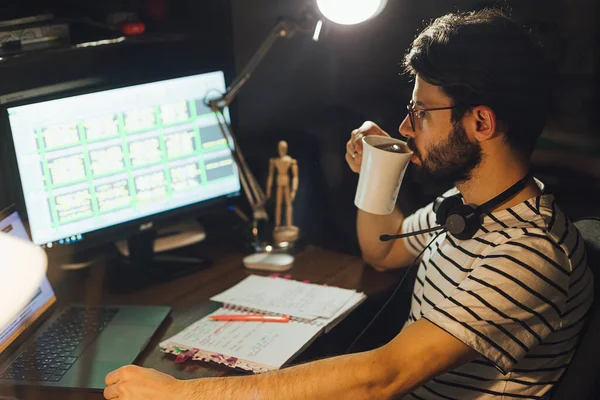 Erwachsener Bärtiger Mann Der Heimischen Schreibtisch Computer Sitzt Und Online — Stockfoto