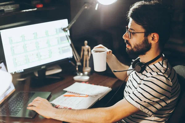 Porträt Eines Jungen Mannes Der Abends Hause Online Computer Arbeitet — Stockfoto