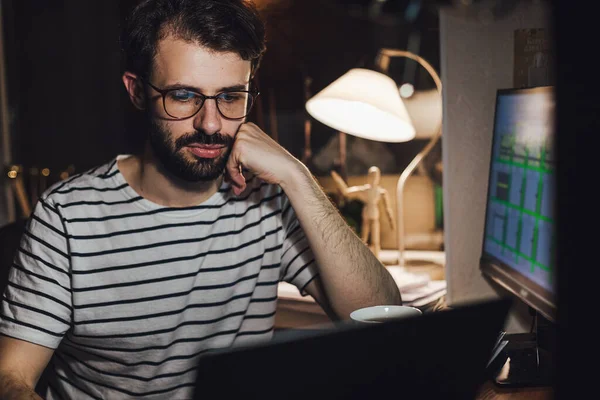 Porträt Eines Jungen Mannes Der Abends Hause Online Computer Arbeitet — Stockfoto
