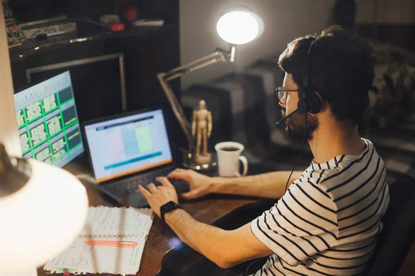 Stilvoller Bärtiger Mann Arbeitet Nachts Fernab Von Hause — Stockfoto