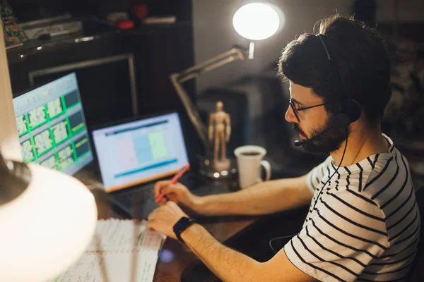 Stilvoller Bärtiger Mann Arbeitet Nachts Fernab Von Hause — Stockfoto