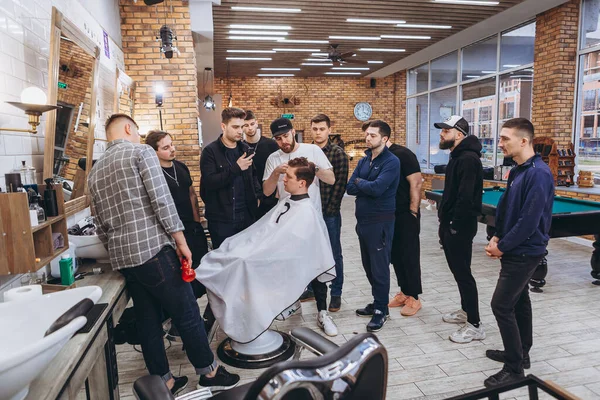 27.02.2020 Odessa, Ukrayna: Berberler profesyonel bir berberde öğrenir ve becerilerini geliştirirler. Hippi müşteri berber dükkanında haidresser ve kuaförü ziyaret ediyor.