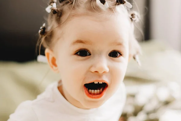 Casa Família Diversão Pais Com Bebê — Fotografia de Stock