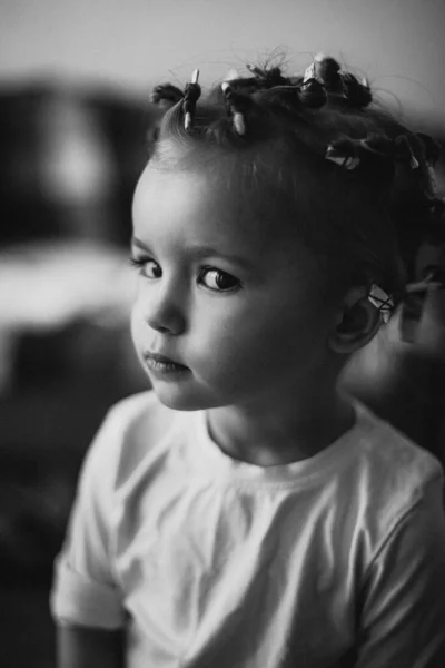 Retrato Una Niña Rizada Con Pecas Vestidas Con Vestido Amarillo —  Fotos de Stock