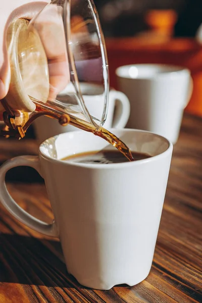 Café Feito Alternativamente Usando Filtro Papel Kemex Derramado Frasco Uma — Fotografia de Stock