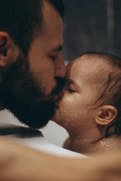 Foco Seletivo Efeito Ruído Pai Barbudo Está Lavando Banhando Bebê — Fotografia de Stock