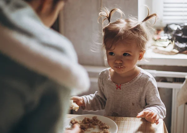 Selectieve Focus Geluidsoverlast Een Mooi Meisje Samen Met Haar Moeder — Stockfoto