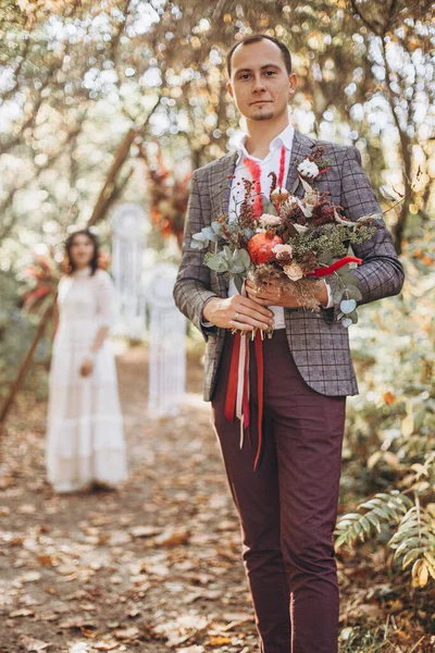 Elegáns Pár Menyasszony Egy Esküvői Fotózáson Parkban — Stock Fotó
