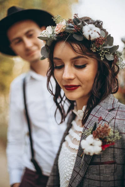 公園での結婚式の写真セッションで花嫁のエレガントな結婚式のカップル — ストック写真