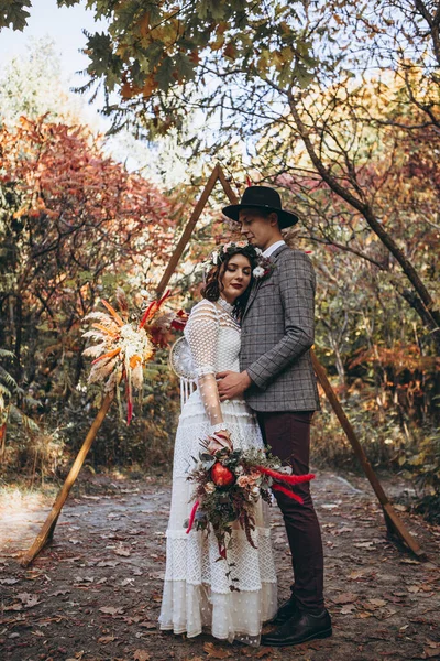 Elegante Pareja Novias Una Sesión Fotos Boda Parque Atardecer —  Fotos de Stock