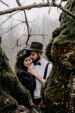 Şık genç gelinler dağlarda açık havada fotoğraflandı. 