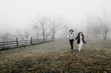Muhteşem bir gelin ve şık bir damat, Boho düğün çifti, muhteşem manzaralı dağlarda lüks bir tören, mesaj için yer.