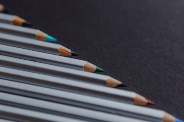 Keskinleştirilmiş renkli kalemleri olan karanlık, yaratıcı bir sanat geçmişi var. Sanat atölyeleri, sanatçılar atölyeleri, resim galerileri, sanat okulları veya sosyal reklamlar için arka plan