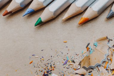 Renkli kalemlerin çizim, keskinleştirilmiş kalemler ve talaşlar için hazırlanması, sanatçılar için yaratıcı bir arka plan