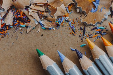 seçici odak: sanatsal yaratıcı atmosfer: kağıdın arka planında açılmış renkli kalemler