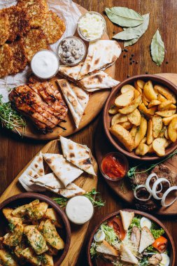 Büyük ve cömertçe nefis yemek masalarıyla kaplı ve üzerinde Ukrayna mutfağının çeşitli yemekleri var: barbekü, kızarmış patates, salata, sos, peynirli pita ekmeği.