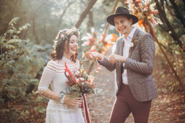 01.06.2019 Vinnitsa, Ukrayna: Parktaki düğün fotoğrafında zarif bir gelin çifti