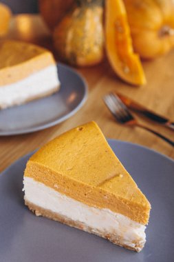 Kabak turtası, Şükran Günü için hazırlanmış tart. Kafe arka planında rahat bir tablo