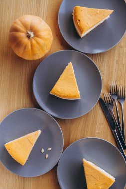 Masanın üzerinde balkabağı keki dilimleri olan bir sürü tabak var. Düz konum, instagram biçimi