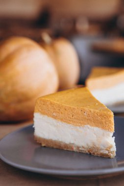 Kafe arka planında taze pişmiş balkabağı turtası dilimleri, seçici odak, ses efekti