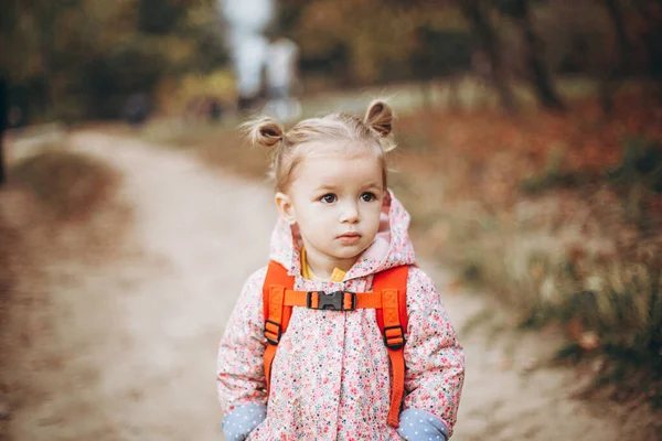 Menina Bonita Vestida Com Uma Jaqueta Rosa Mochila Parece Sério — Fotografia de Stock