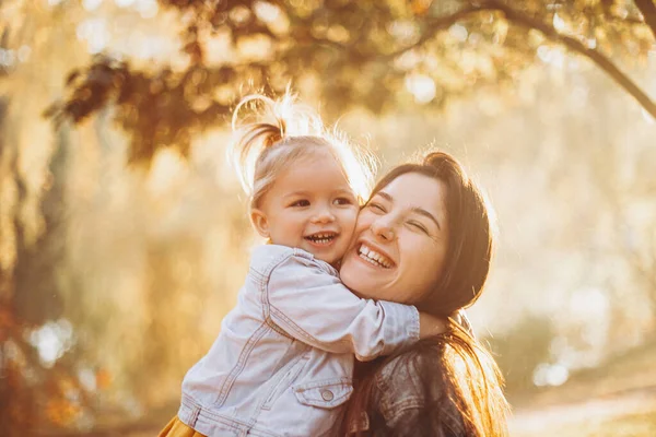 Νέα Ευτυχισμένη Και Χαμογελαστή Μαμά Μικρή Της Κόρη Στην Αγκαλιά — Φωτογραφία Αρχείου