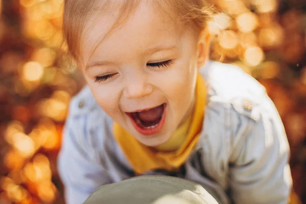 Kleines Hübsches Mädchen Das Mit Seinen Eltern Herbstpark Für Ein — Stockfoto
