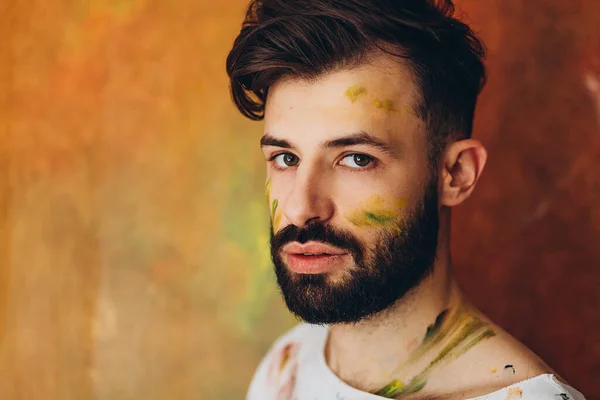 Stijlvolle Man Met Baard Bevlekt Met Gekleurde Verf Zijn Atelier — Stockfoto