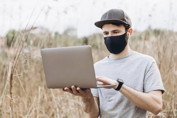 Frilansare Karantän Naturen Mannen Mask Arbetar Laptop Fjärrarbete Grund Koronavirus — Stockfoto