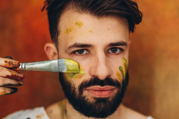 Portret Van Een Jonge Creatieve Kunstenaar Man Met Een Wit — Stockfoto
