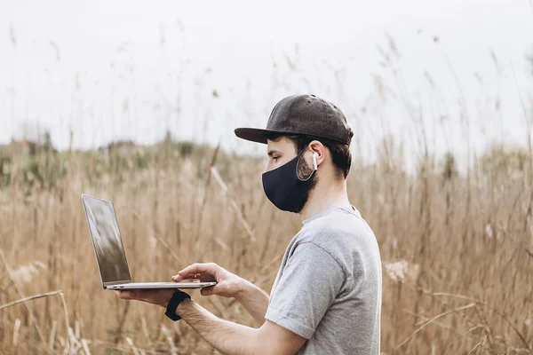 Frilansaren Fortsätter Att Arbeta Epidemin Med Mask Men Inte Karantän — Stockfoto