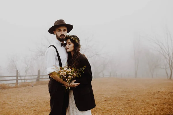 Stylish Young Couple Brides Photographed Outdoors Mountains — Stock Photo, Image