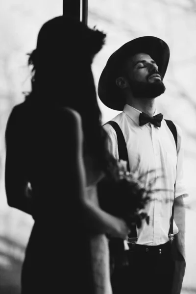 Portrait Couple Mariage Élégant Jeune Homme Barbu Chapeau Mariée Brune — Photo