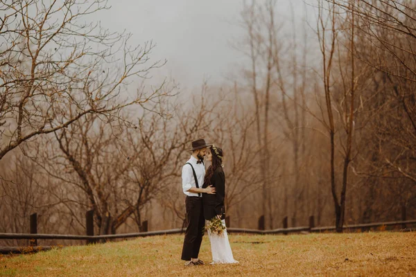 Pareja Joven Elegante Novias Fotografiadas Aire Libre Las Montañas —  Fotos de Stock