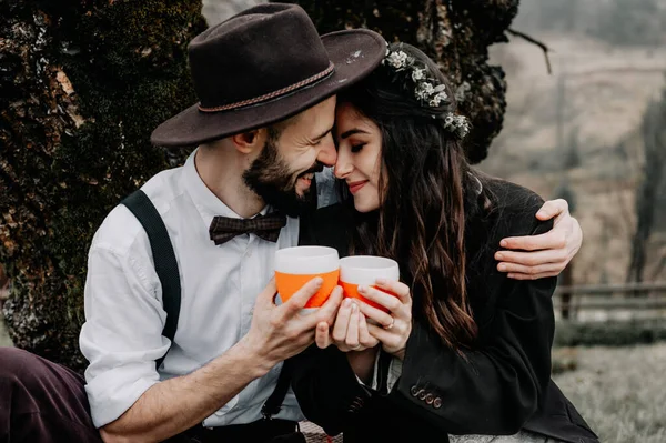 Jovem Casal Amoroso Livre Bebendo Café Quente Chá Abraçando Enquanto — Fotografia de Stock