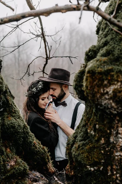 Elegante Jovem Casal Noivas Fotografadas Livre Nas Montanhas — Fotografia de Stock