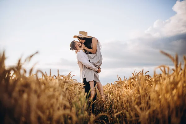 Jovem Família Feliz Hipsters Elegantes Andando Campo Trigo Outono Juntos — Fotografia de Stock