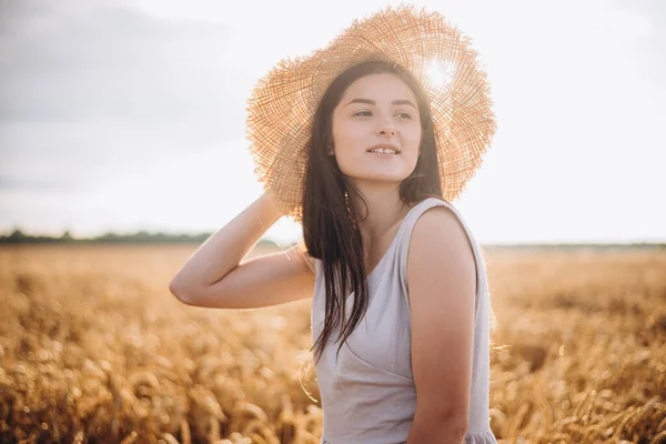 Mujer Hipster Positiva Vestida Con Ropa Elegante Pasar Día Feliz — Foto de Stock