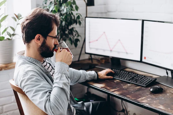 Attraktiver Junger Mann Arbeitet Computer — Stockfoto