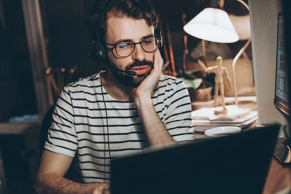 Erwachsener Bärtiger Mann Der Heimischen Schreibtisch Computer Sitzt Und Online — Stockfoto