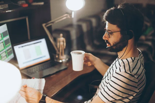 Erwachsener Bärtiger Mann Der Heimischen Schreibtisch Computer Sitzt Und Online — Stockfoto