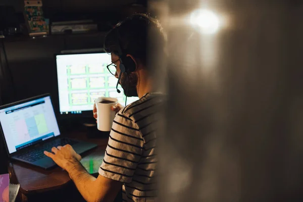 Hombre Barbudo Adulto Que Trabaja Sentado Escritorio Casa Computadora Trabajando — Foto de Stock