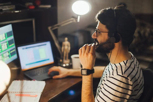 Erwachsener Bärtiger Mann Der Heimischen Schreibtisch Computer Sitzt Und Online — Stockfoto