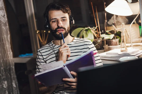 Porträt Eines Jungen Mannes Der Abends Hause Online Computer Arbeitet — Stockfoto