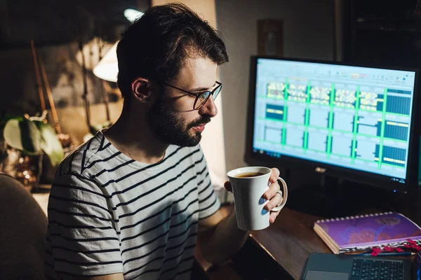 Porträt Eines Jungen Mannes Der Abends Hause Online Computer Arbeitet — Stockfoto