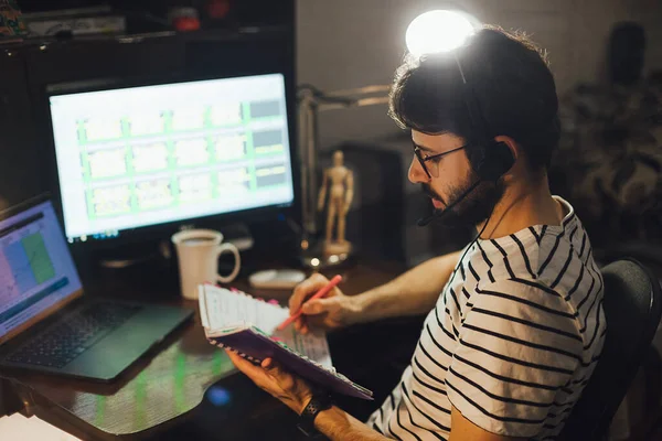 Stilvoller Bärtiger Mann Arbeitet Nachts Fernab Von Hause — Stockfoto