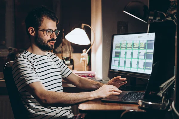 Erwachsener Bärtiger Mann Arbeitet Heimischen Schreibtisch Computer Arbeitet Online — Stockfoto