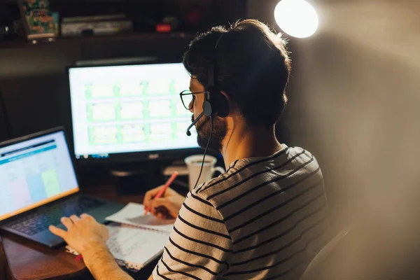 Hombre Barbudo Adulto Que Trabaja Sentado Escritorio Casa Computadora Trabajando — Foto de Stock